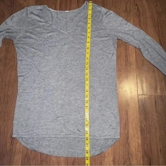 LULULEMON Bulux Lightweight V Neck Sweater Grey Thumb Holes Medium - Picture 5 of 6